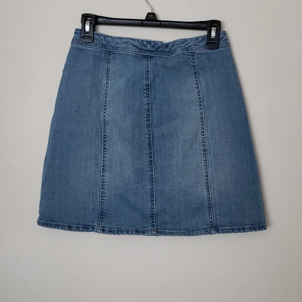 A new day button front jean skirt, light wash, Sz 6.